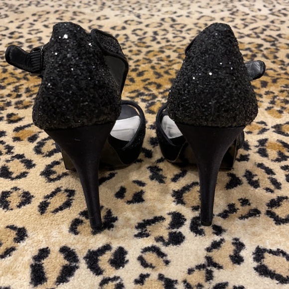 STUART WEITZMAN Open toe glitter T-strap black satin sandals Size 9 - Picture 4 of 6